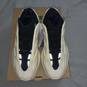 ADIDAS YEEZY AZAEL 700 V3- M 8.5